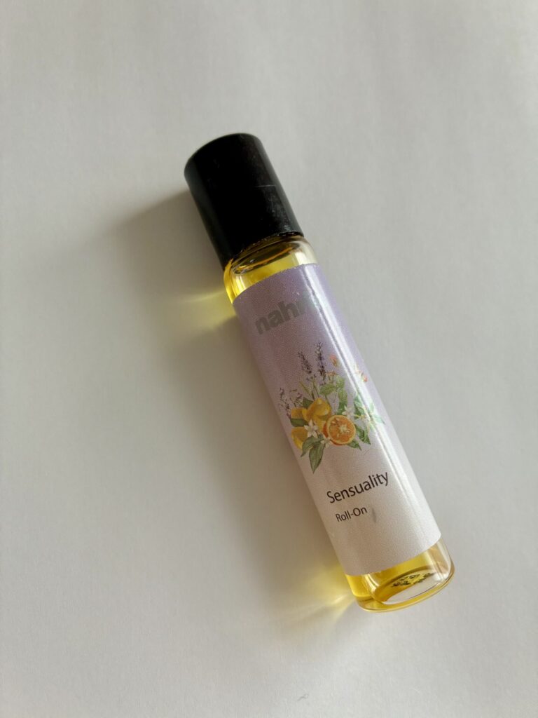 ナリンのセンシュアルロールオンのボトル。白い背景の上に置いた写真。