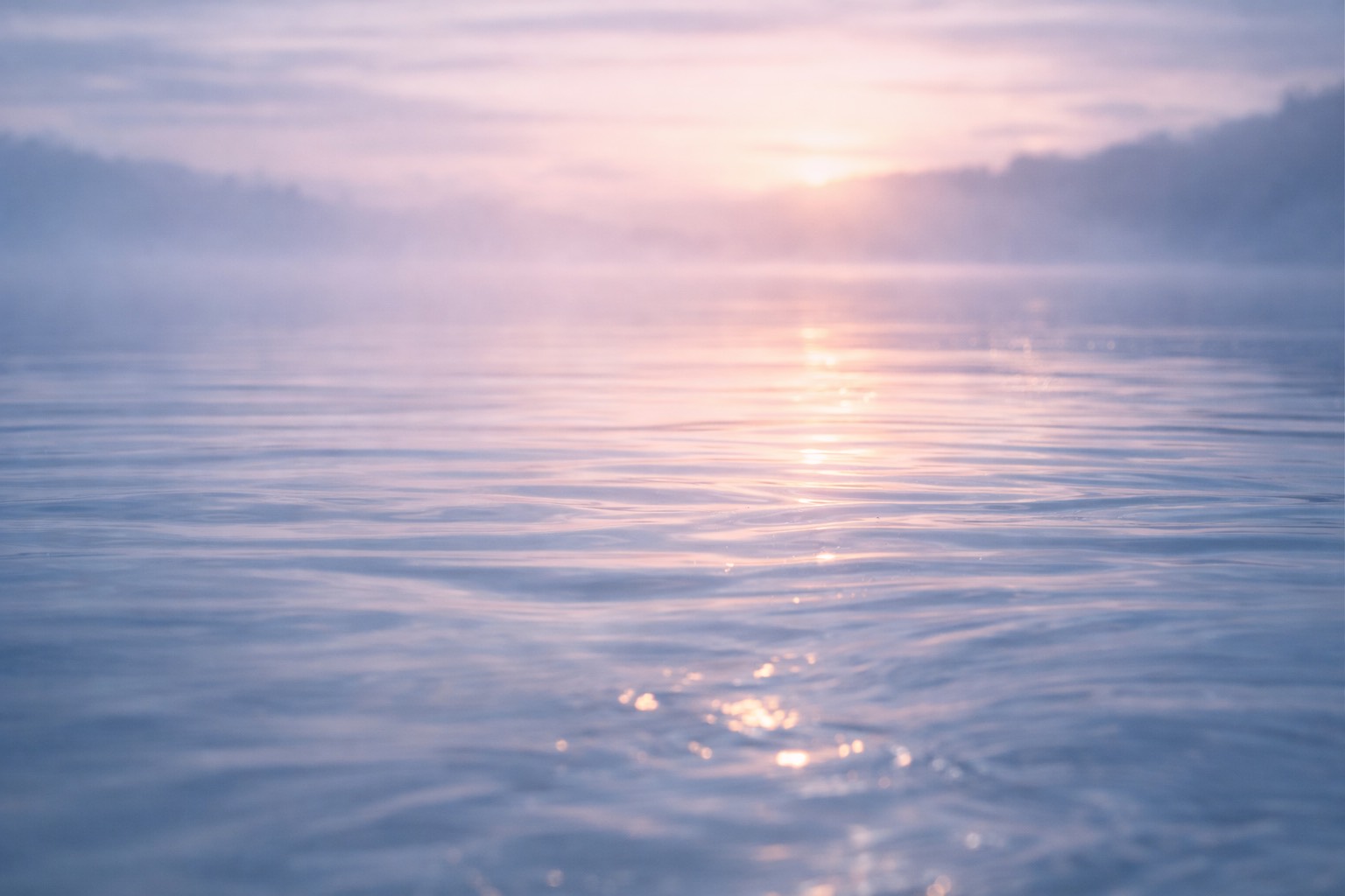 淡い光を映す水面の写真（不安な時や眠れない夜に聴く音の記事アイキャッチ）